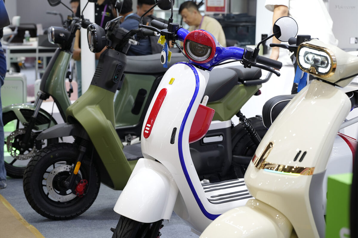 SY EV displays five EEC-certified models and an innovative electric suitcase for global buyers