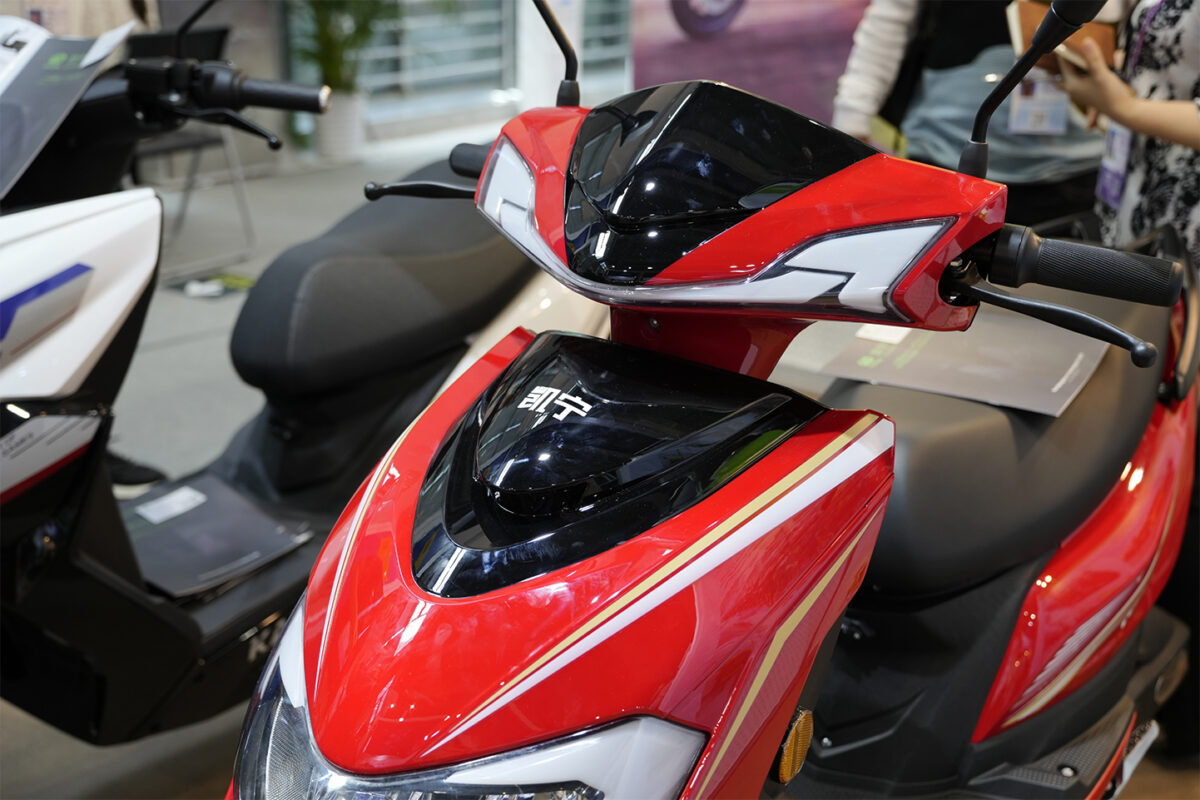 Kaining smart electric scooter features GPS triple-positioning, BMS, Bluetooth unlocking, attitude sensors, and remote communication