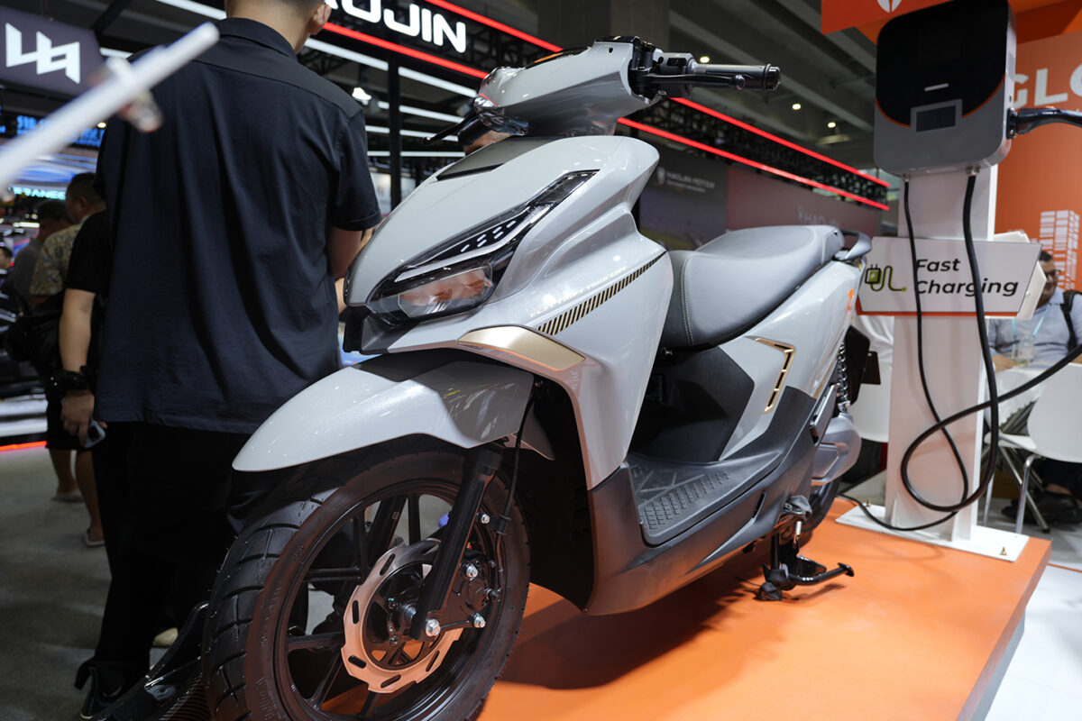 Yadea Velax fast-charging electric bike reaches 80 percent in 20 minutes and is water-resistant for Southeast Asia
