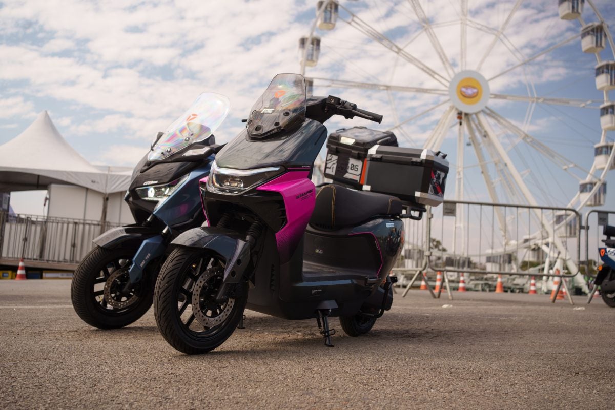 Black and pink YADEA GS70 PRO scooters beside the Ferris wheel at Festival Interlagos 2026