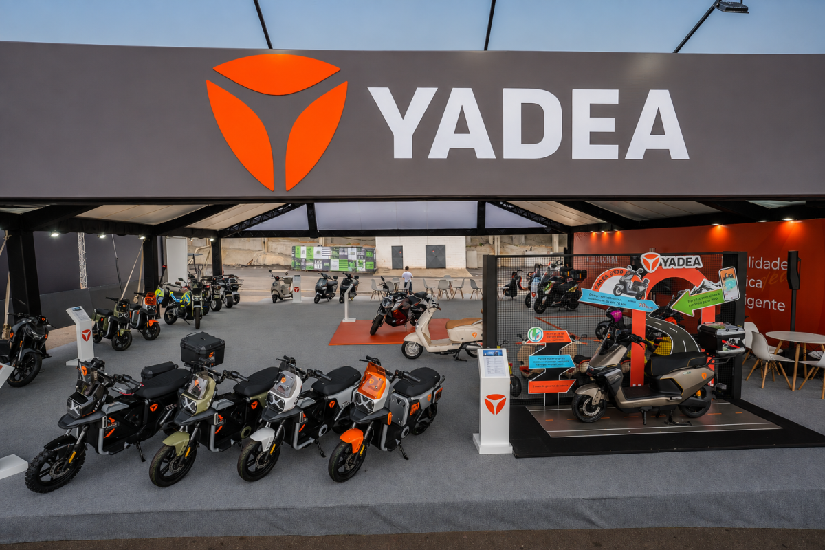 Wide view of the YADEA Festival Interlagos 2026 booth with electric scooters and motorcycles