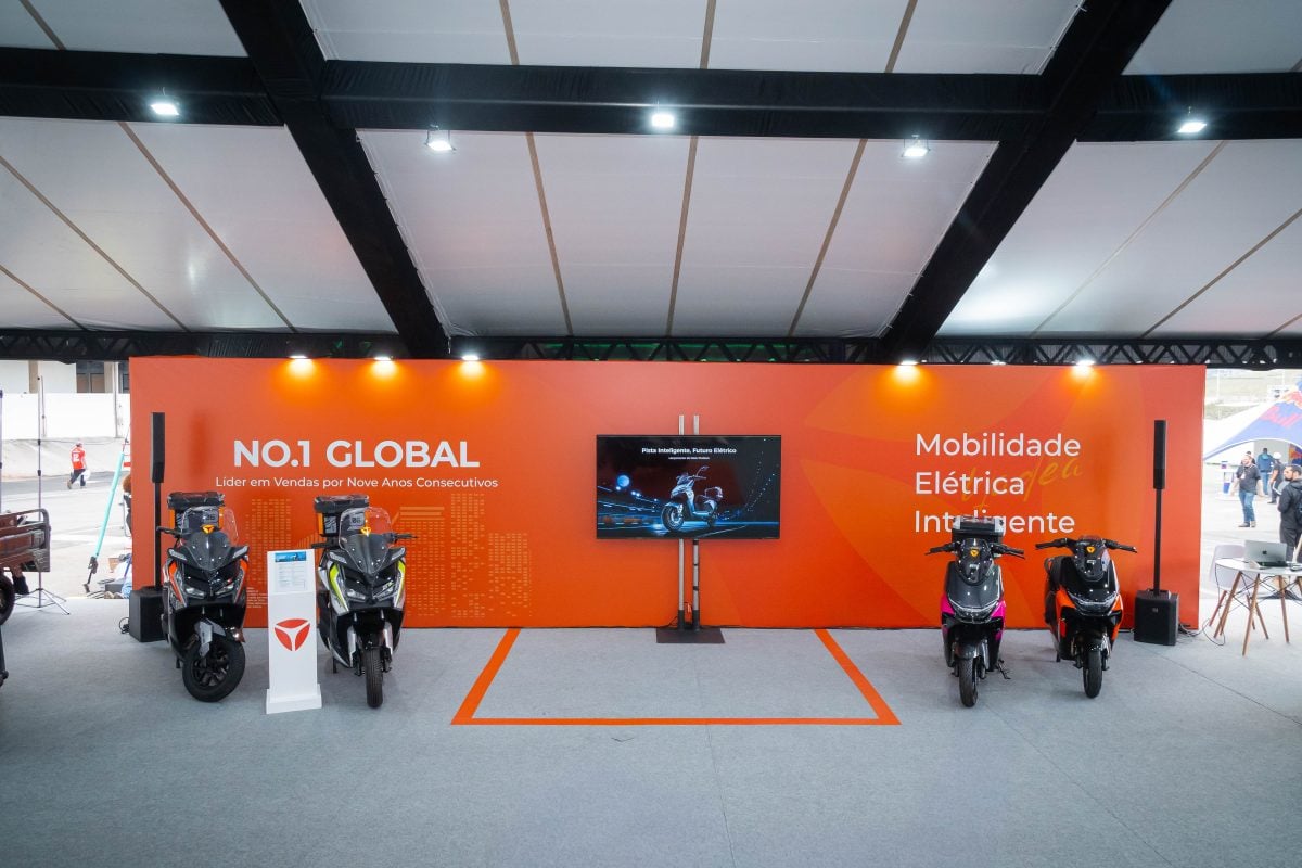 YADEA GS70 PRO electric scooters displayed at the YADEA booth during Festival Interlagos 2026 in São Paulo