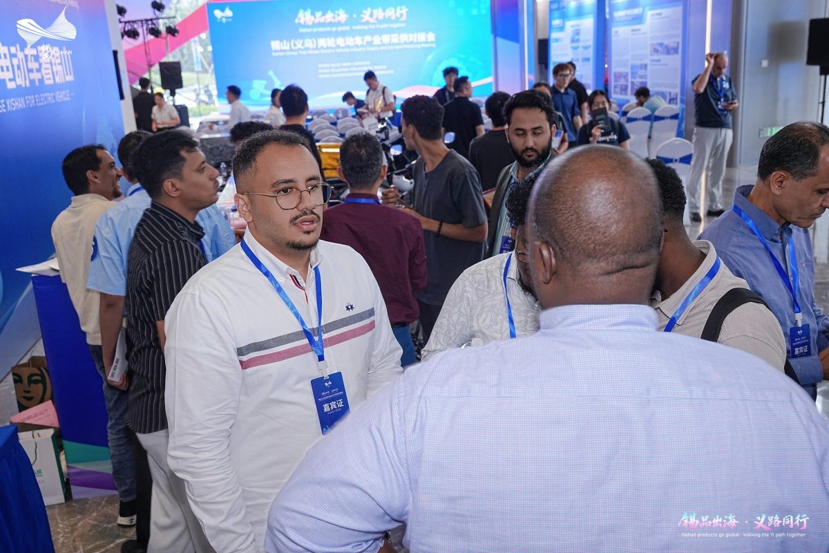 Multiple buyer-supplier meetings take place in the Yiwu electric vehicle matchmaking hall