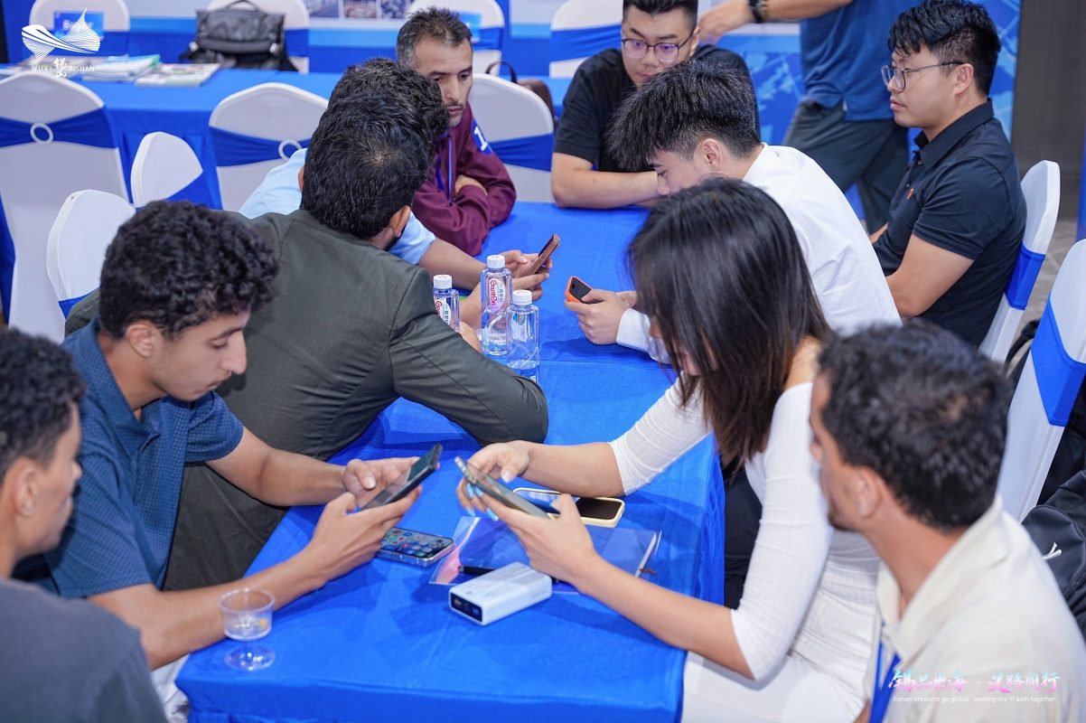 International buyers and Xishan suppliers exchange product information around a table